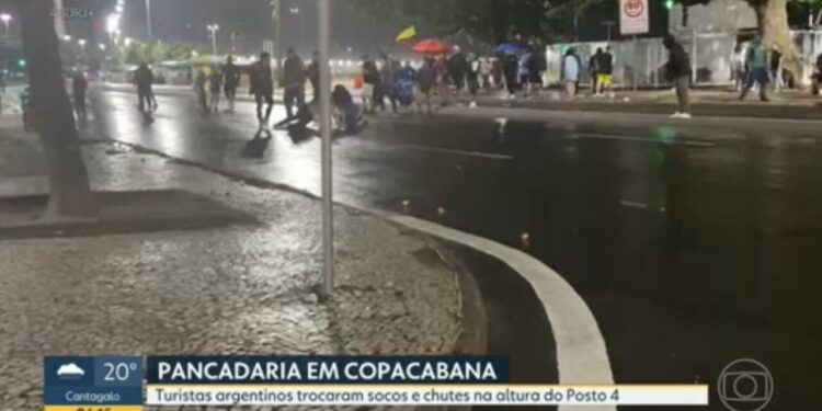 VÍDEO: suspeita de roubo termina em briga generalizada em Copacabana