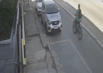 Ciclista é atingido por moto ao tentar atravessar via em São Pedro da Aldeia; VÍDEO