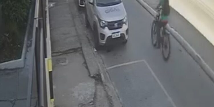 Ciclista é atingido por moto ao tentar atravessar via em São Pedro da Aldeia; VÍDEO