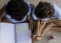Metade dos estudantes não vê debate antirracista na escola, diz estudo