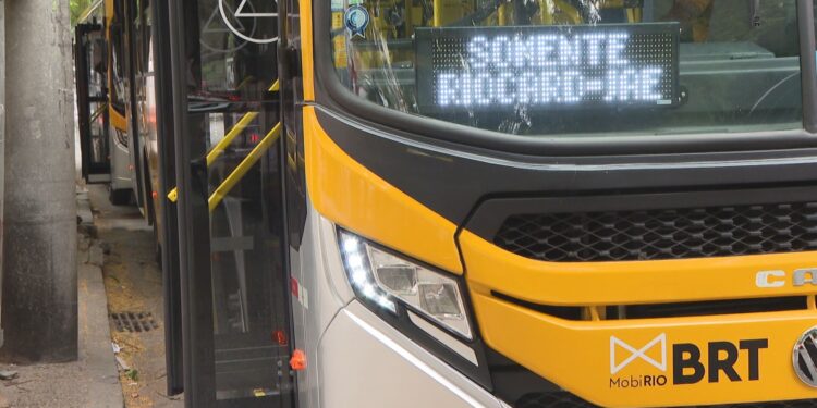 Prefeito do Rio diz que ônibus passarão a aceitar PIX