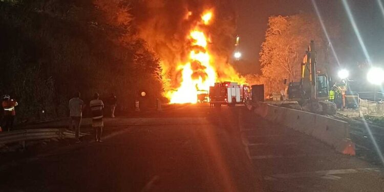 Carreta pega fogo e interdita a Serra das Araras, na Via Dutra, em Piraí