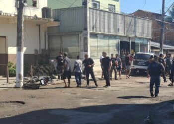 Em depoimento, policiais que atiraram em pedreiros mortos admitem ter confundido material com arma em São Gonçalo